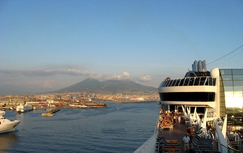 Panorama of Mount Vesuvius from the cruise ship (© Portanapoli.com)