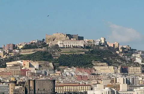 Below the castle of Sant'Elmo (at the top) is located the monastery of San Martino (© Portanapoli.com)
