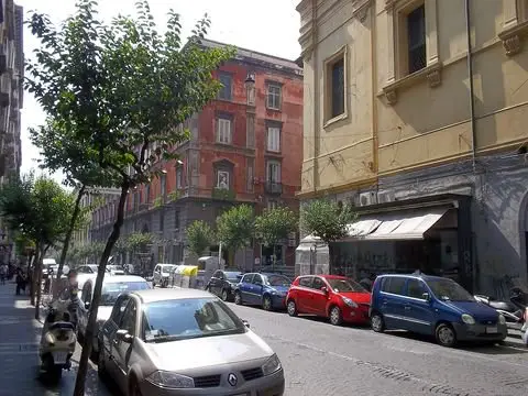 Not only in Via Duomo the parking spaces are sparce (© Portanapoli.com)
