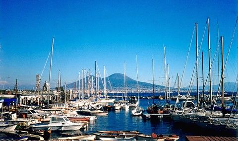 Yachts in the Harbour Santa Lucia in Naples - nice place for Boat&Breakfast (© Portanapoli.com)