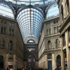 Enjoy shopping and markets in Naples