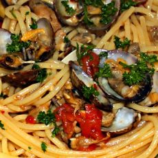 Spaghetti alle vongole (Spaghetti and clams)
